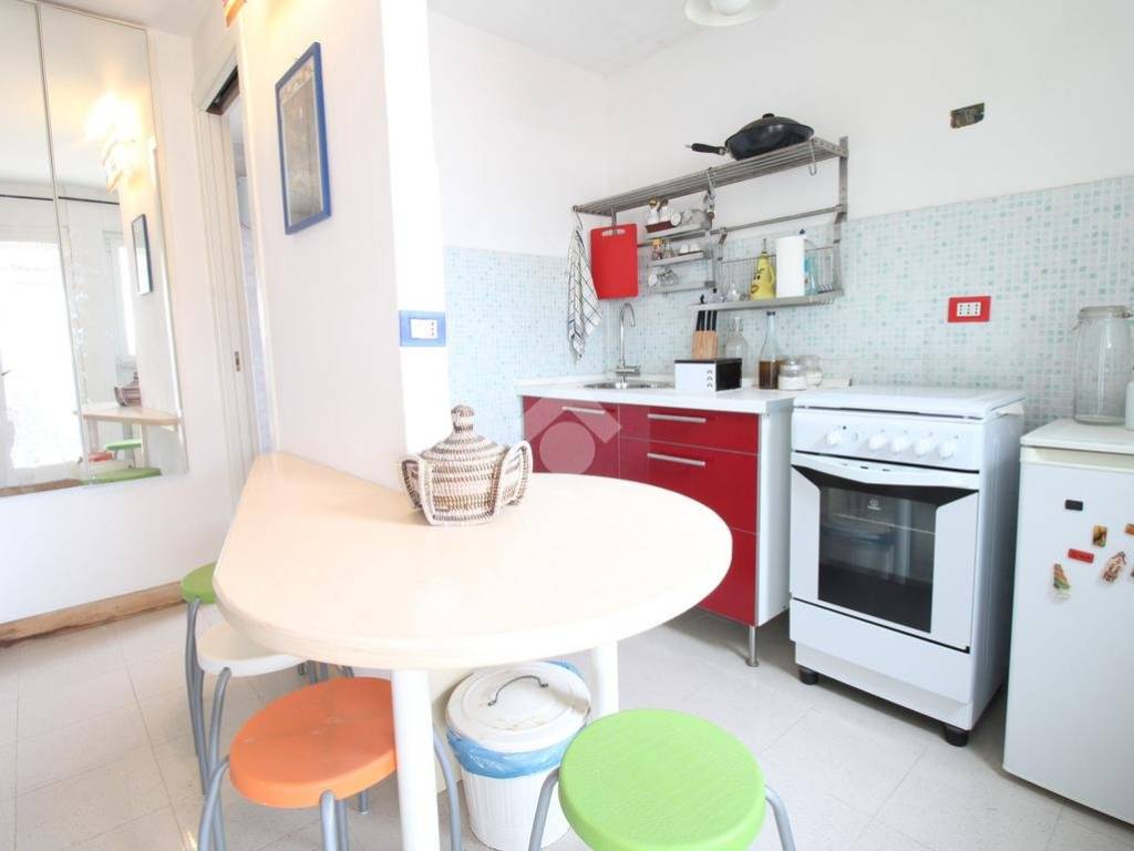 appartamento in vendita a Pomezia in zona Torvaianica