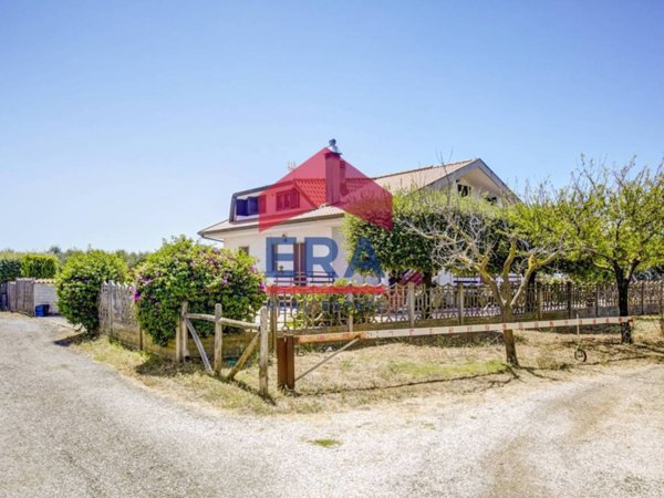 casa indipendente in vendita a Pomezia in zona Pratica di Mare