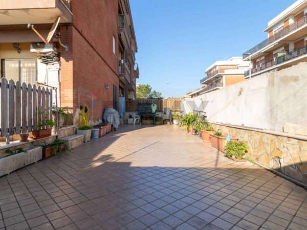 appartamento in vendita a Pomezia in zona Torvaianica