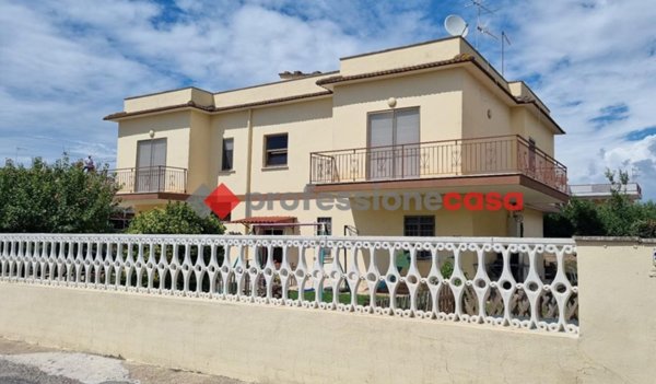 casa indipendente in vendita a Pomezia in zona Pratica di Mare