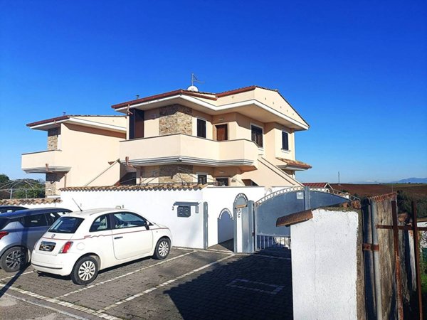 casa indipendente in vendita a Pomezia