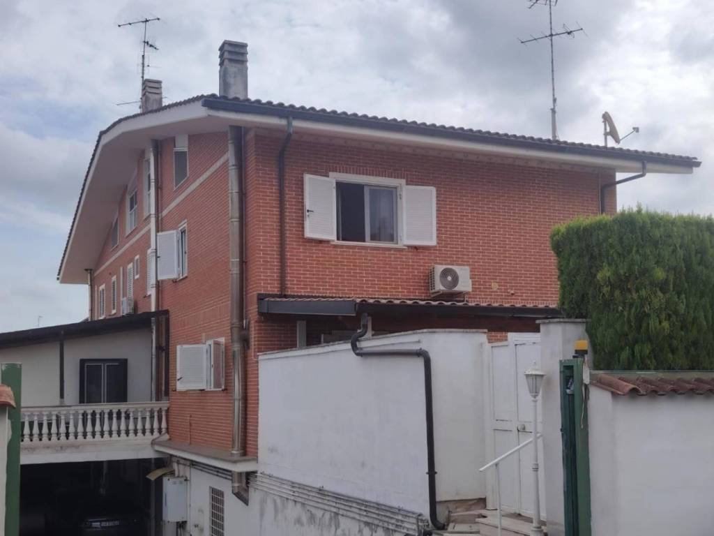 casa indipendente in vendita a Pomezia in zona Torvaianica
