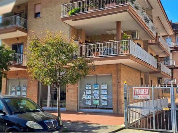 locale commerciale in vendita a Pomezia