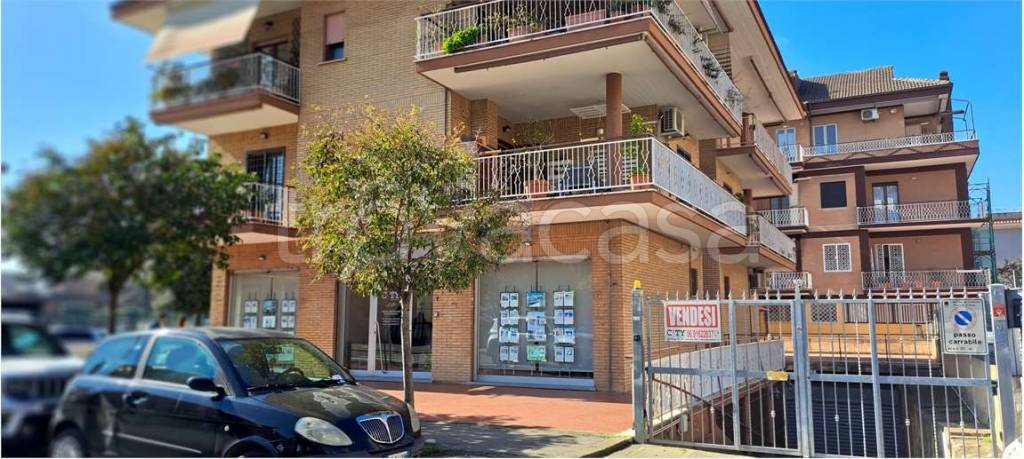 locale commerciale in vendita a Pomezia