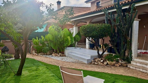 casa indipendente in vendita a Pomezia in zona Torvaianica Alta