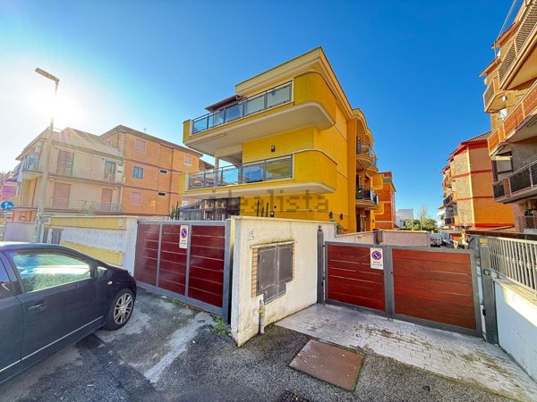 appartamento in vendita a Pomezia in zona Torvaianica