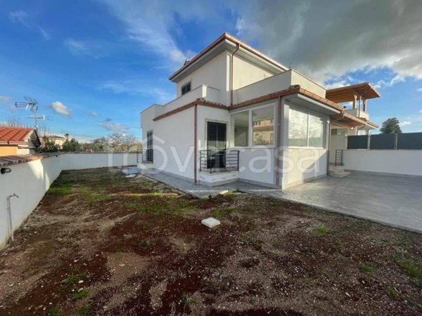 casa indipendente in vendita a Pomezia in zona Castagnetta