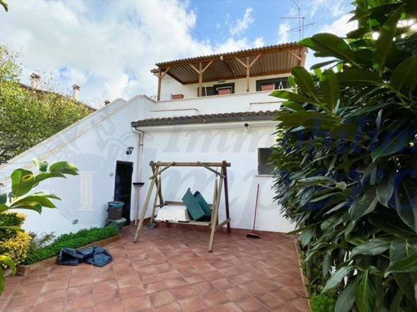 appartamento in vendita a Pomezia in zona Campo Selva