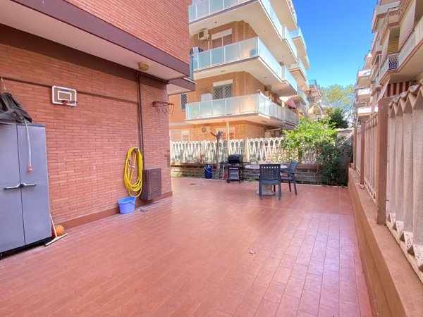 appartamento in vendita a Pomezia in zona Torvaianica