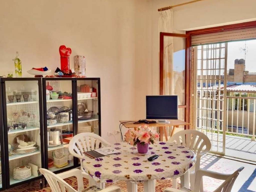 appartamento in vendita a Pomezia in zona Torvaianica