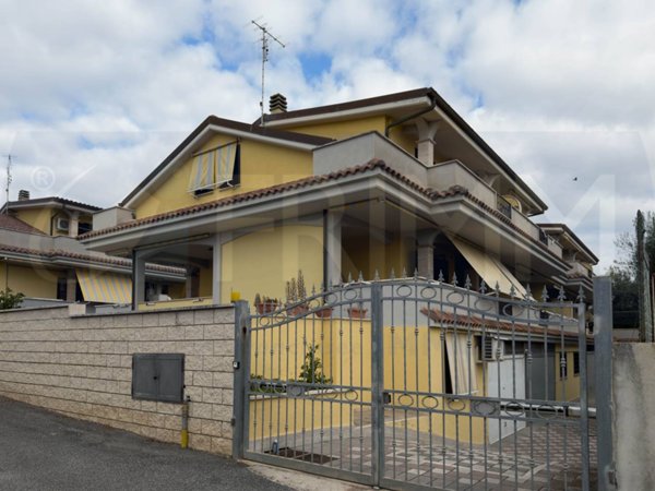 casa indipendente in vendita a Pomezia in zona Torvaianica
