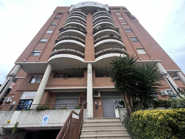 locale commerciale in vendita a Pomezia