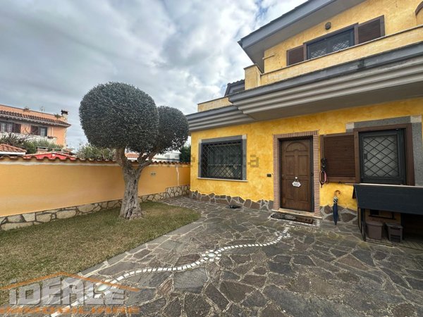 casa indipendente in vendita a Pomezia in zona Torvaianica Alta