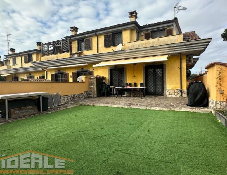 casa indipendente in vendita a Pomezia in zona Torvaianica Alta