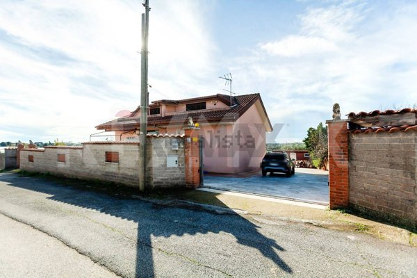 casa indipendente in vendita a Pomezia