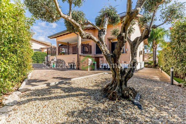 casa indipendente in vendita a Pomezia
