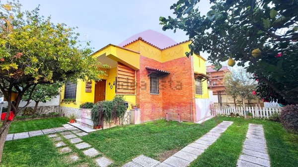 casa indipendente in vendita a Pomezia