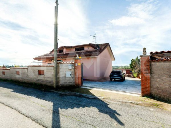 casa indipendente in vendita a Pomezia