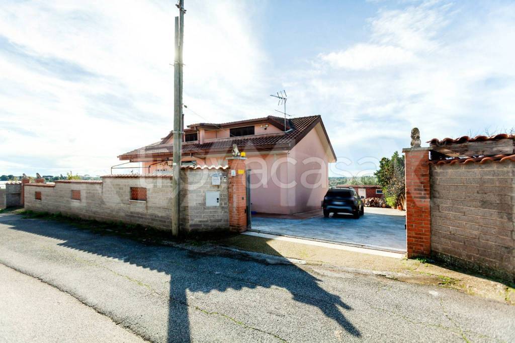 casa indipendente in vendita a Pomezia