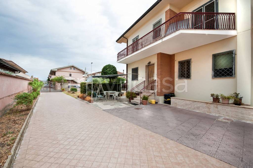 casa indipendente in vendita a Pomezia in zona Torvaianica