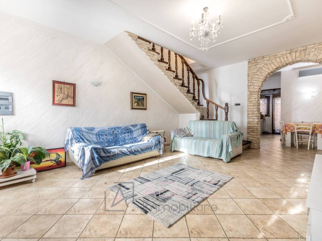 casa indipendente in vendita a Pomezia in zona Torvaianica