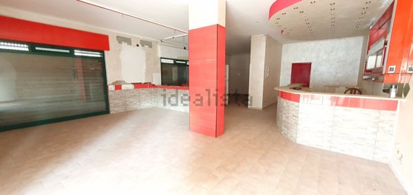 locale commerciale in vendita a Pomezia in zona Torvaianica