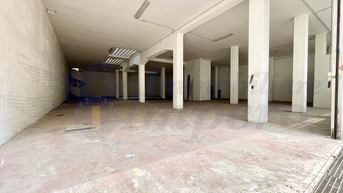 locale di sgombero in vendita a Pomezia