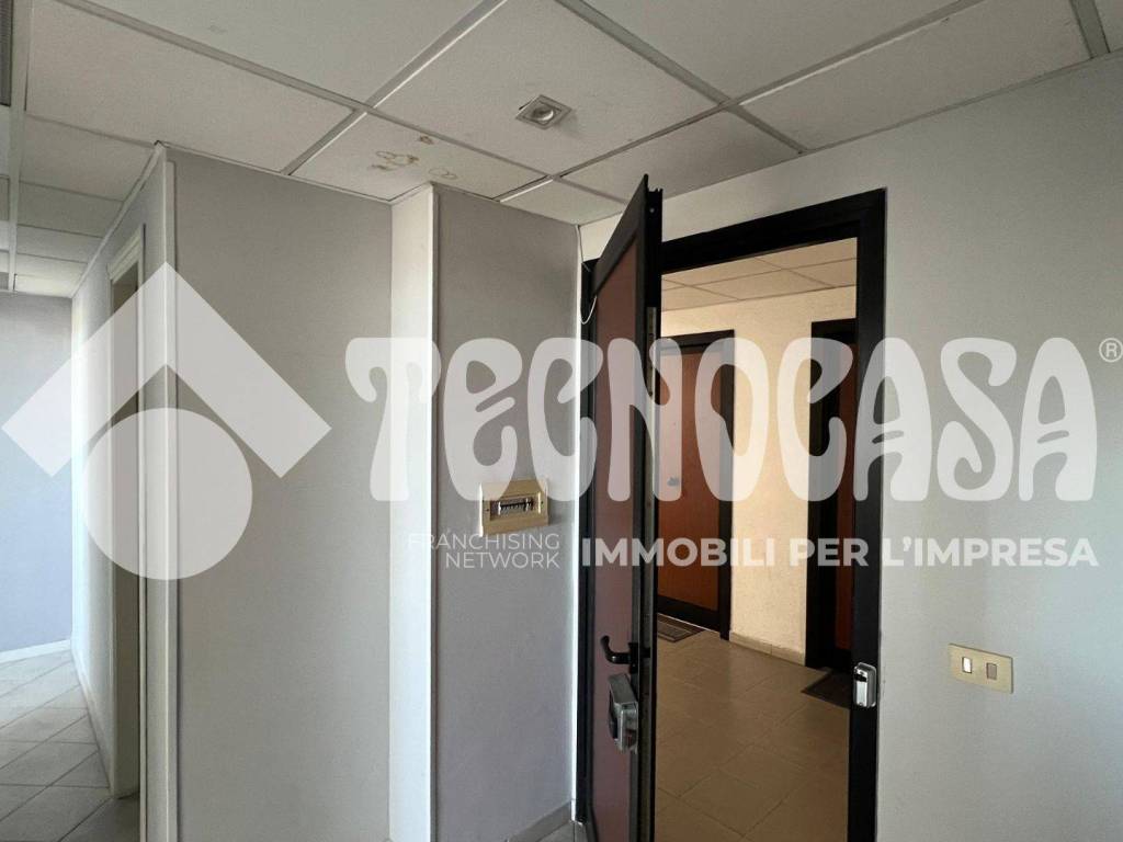 ufficio in vendita a Pomezia in zona Pratica di Mare