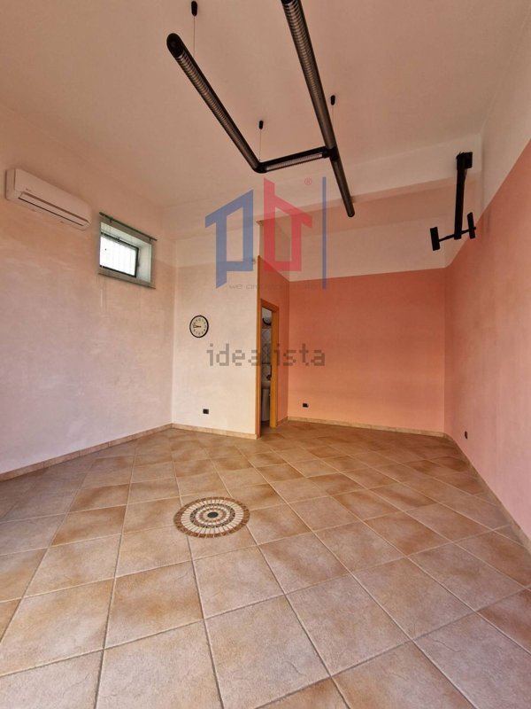 locale commerciale in vendita a Pomezia in zona Torvaianica