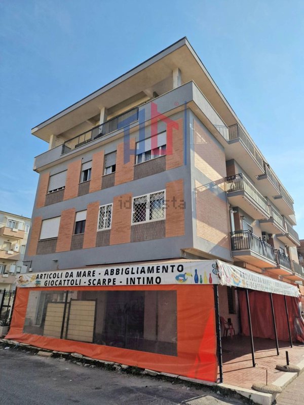locale commerciale in vendita a Pomezia in zona Torvaianica