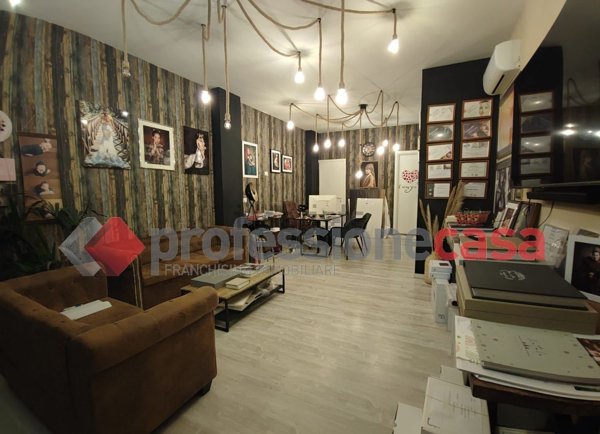 locale commerciale in vendita a Pomezia