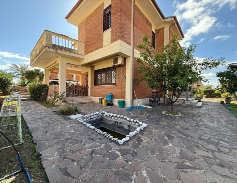 casa indipendente in vendita a Pomezia in zona Torvaianica