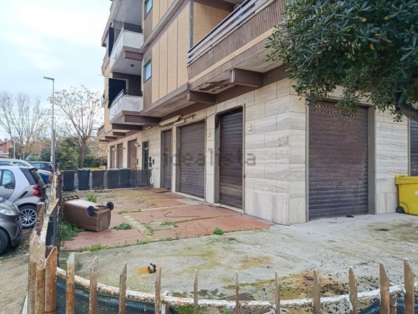 negozio in vendita a Pomezia in zona Torvaianica