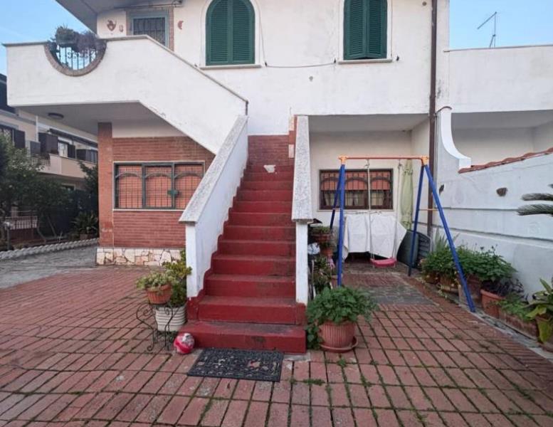 appartamento in vendita a Pomezia in zona Torvaianica