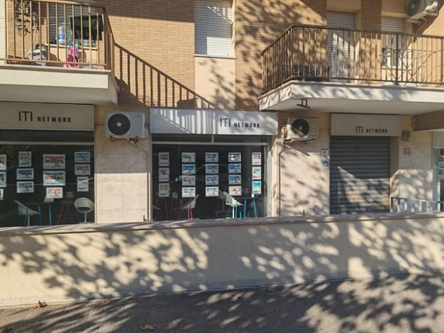 locale commerciale in vendita a Pomezia in zona Torvaianica