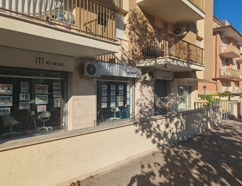 locale commerciale in vendita a Pomezia in zona Torvaianica