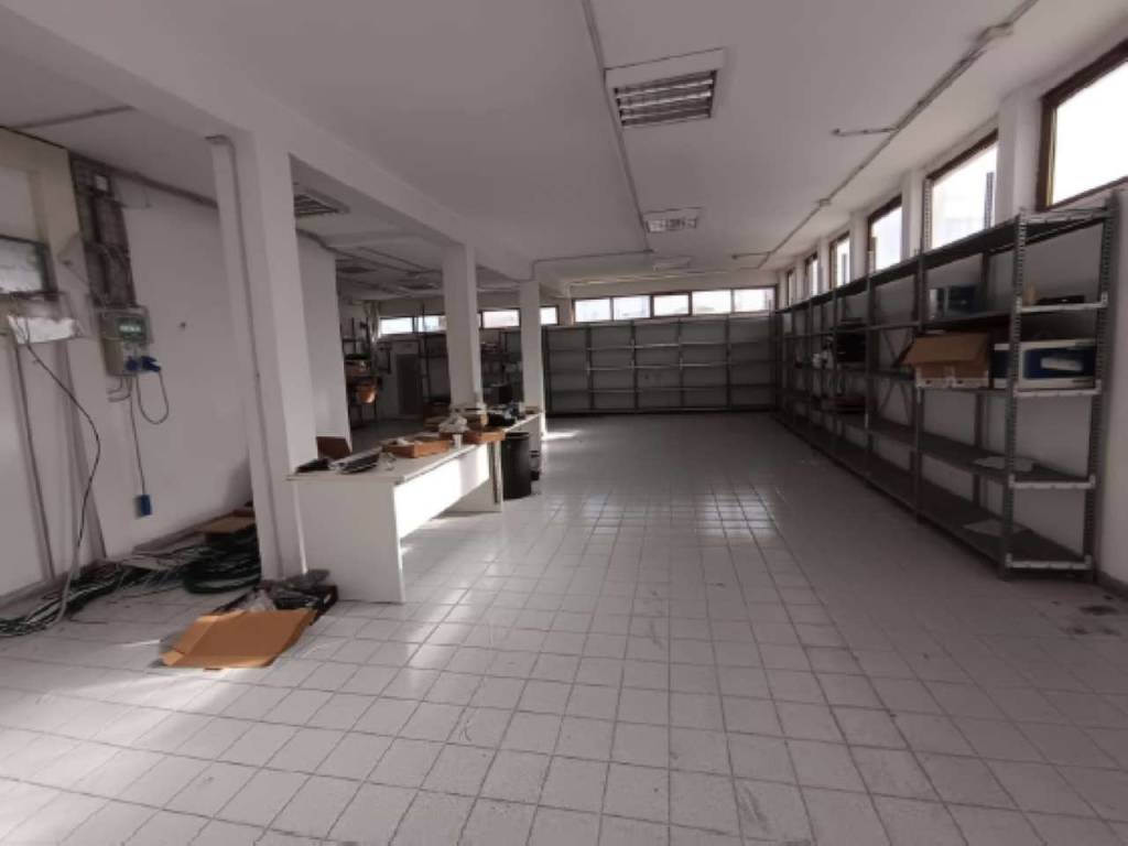 locale commerciale in vendita a Pomezia in zona Pratica di Mare