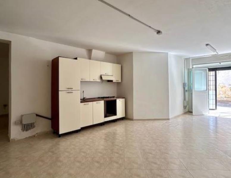 locale di sgombero in vendita a Pomezia