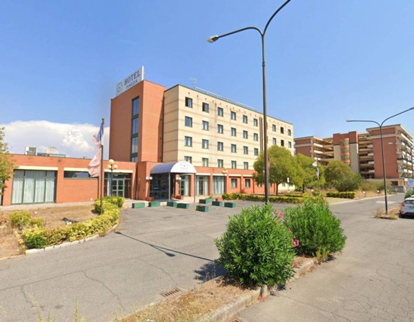 negozio in vendita a Pomezia in zona Torvaianica