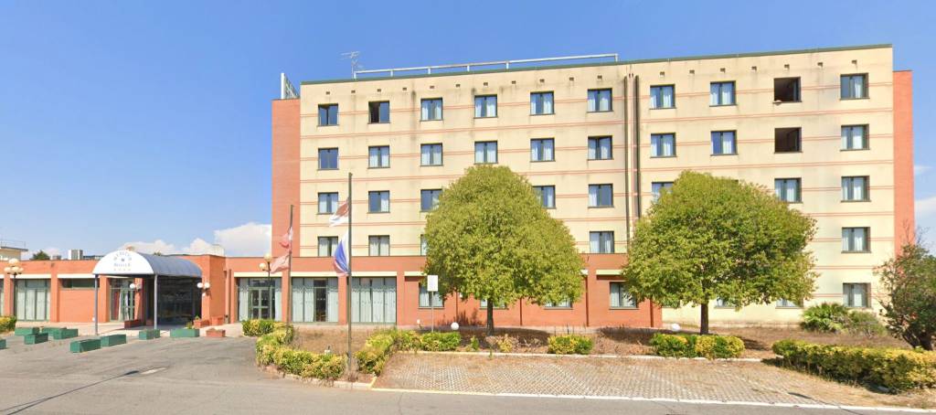 negozio in vendita a Pomezia in zona Torvaianica