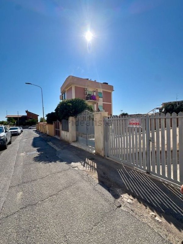 locale di sgombero in vendita a Pomezia