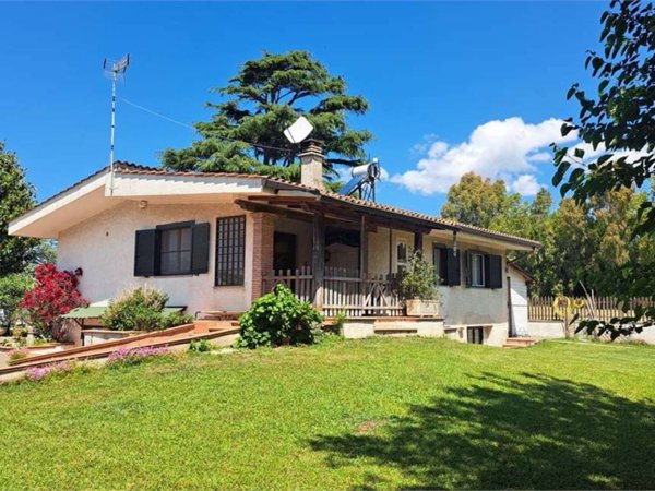 casa indipendente in vendita a Pomezia in zona Castagnetta