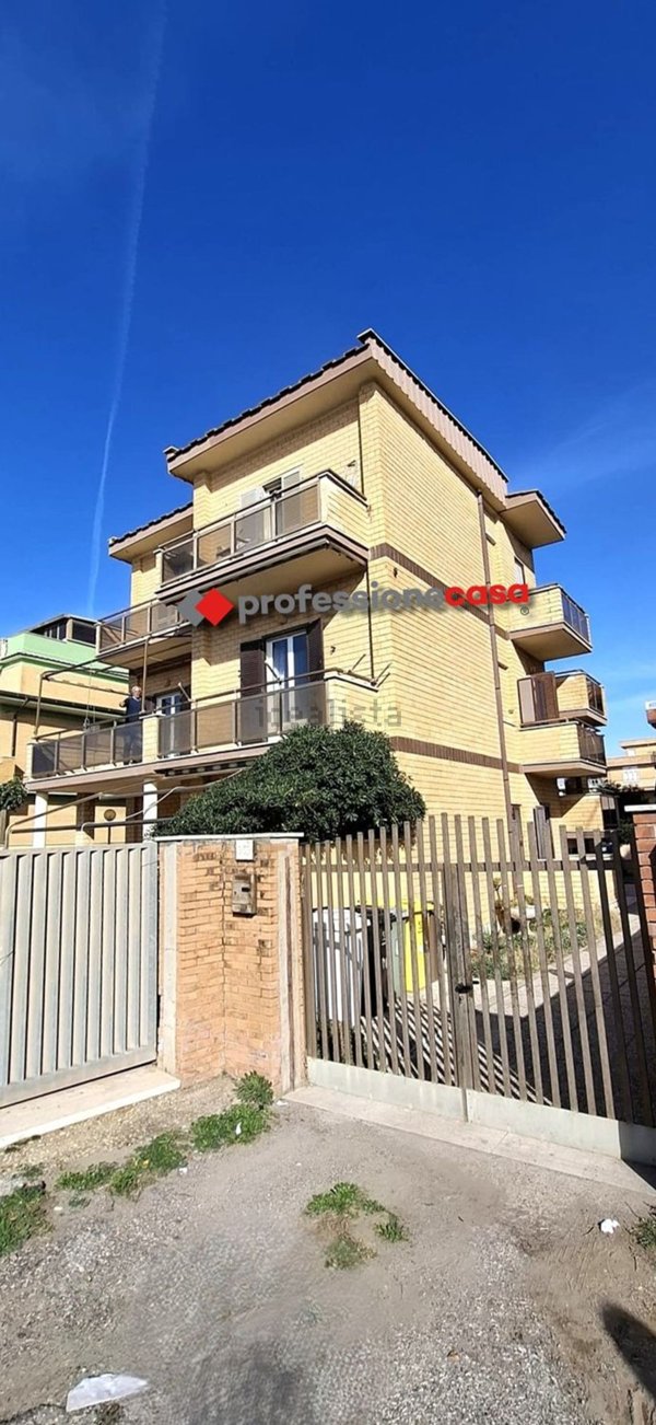 appartamento in vendita a Pomezia in zona Torvaianica