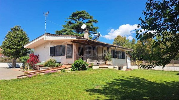 casa indipendente in vendita a Pomezia in zona Castagnetta