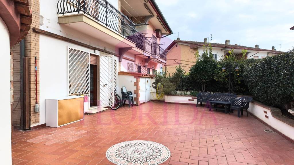 casa indipendente in vendita a Pomezia in zona Torvaianica