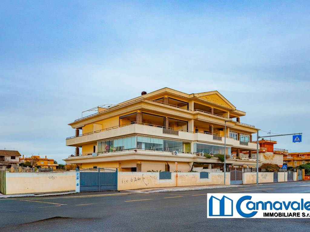 appartamento in vendita a Pomezia in zona Campo Ascolano