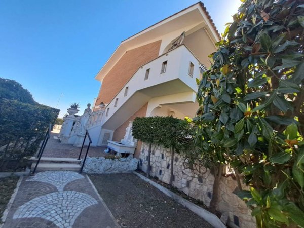 casa indipendente in vendita a Pomezia in zona Torvaianica