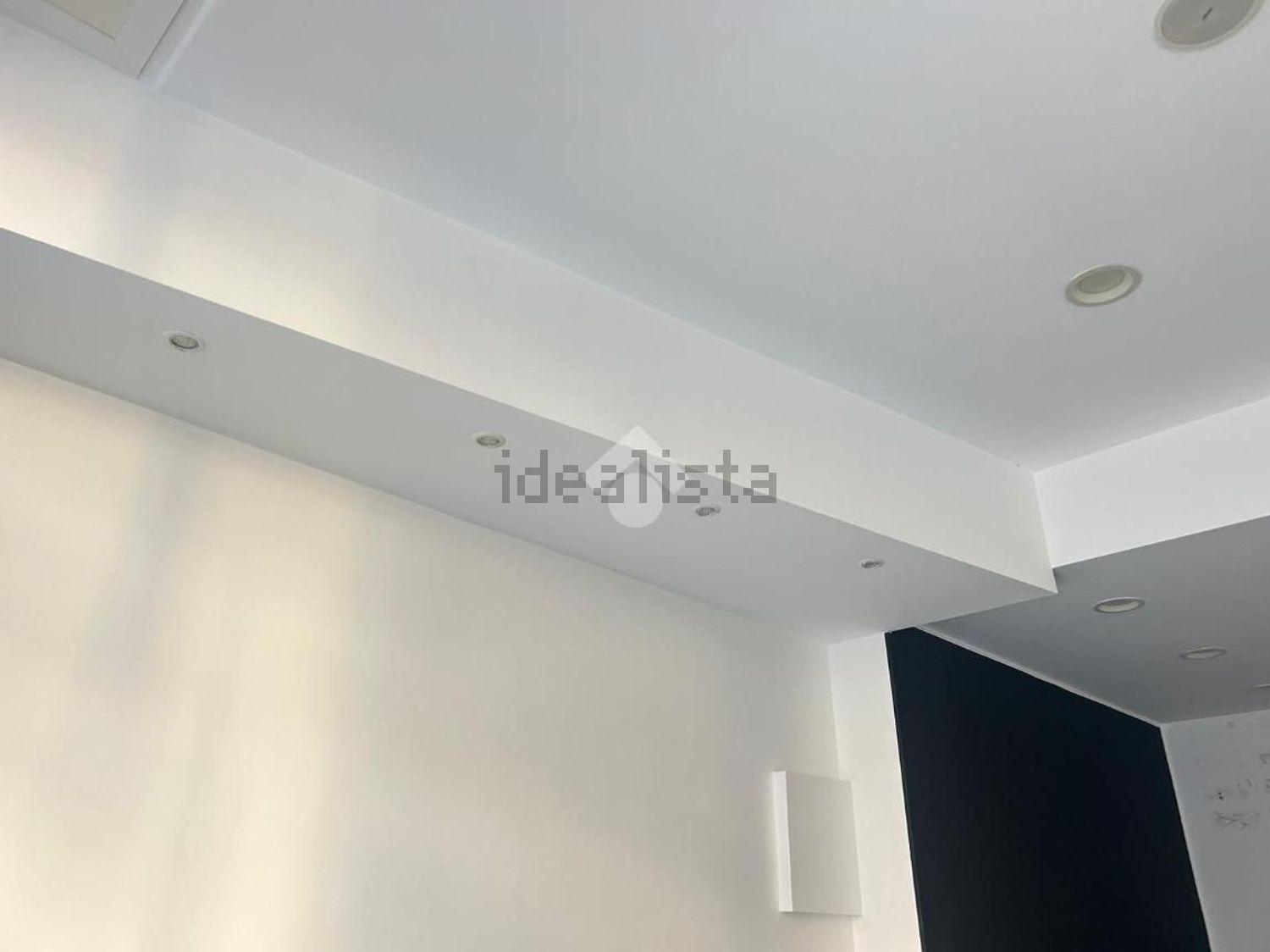 locale commerciale in vendita a Pomezia