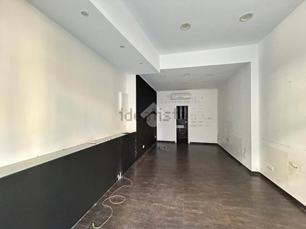 locale commerciale in vendita a Pomezia