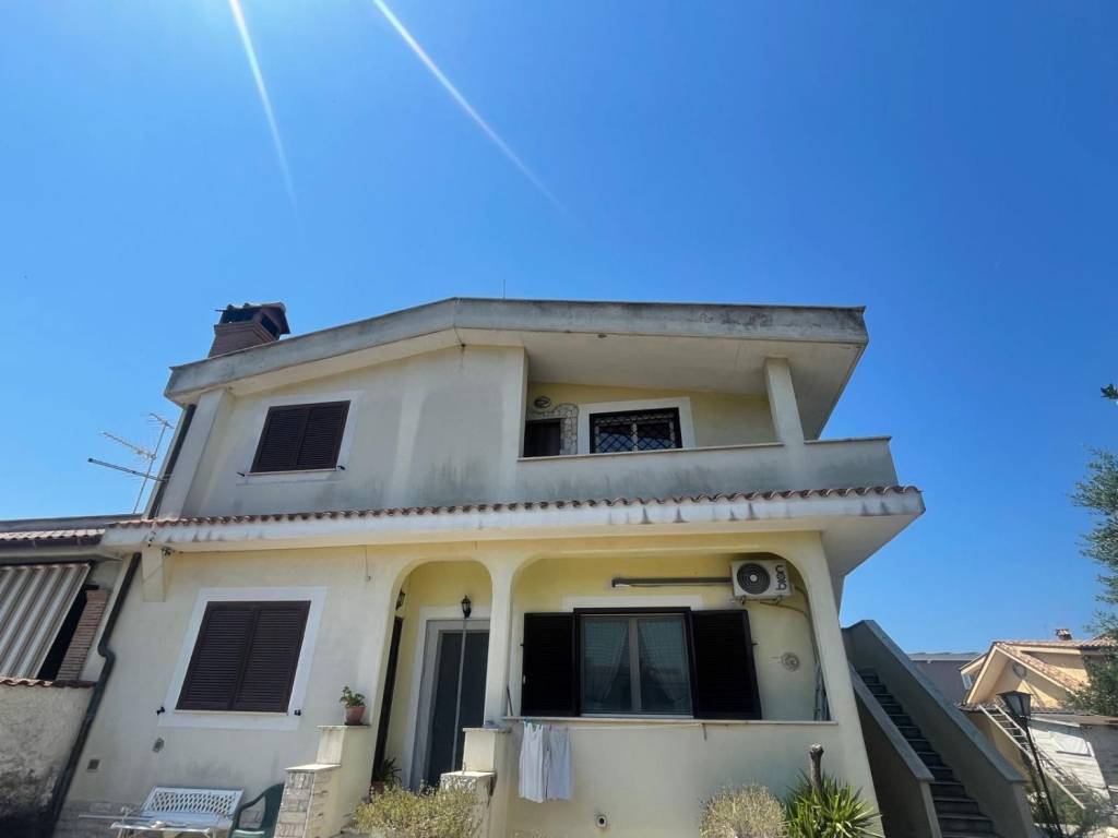 appartamento in vendita a Pomezia in zona Torvaianica